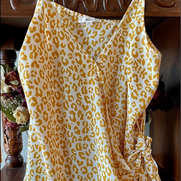 Women’s Tops - Picture 6 of 10